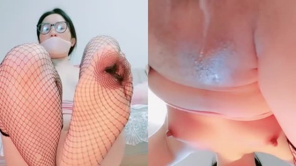 高跟网袜肥臀眼镜痴女淫叫不停，小黄瓜狂玩嫩穴，骑假屌猛操无毛骚逼！