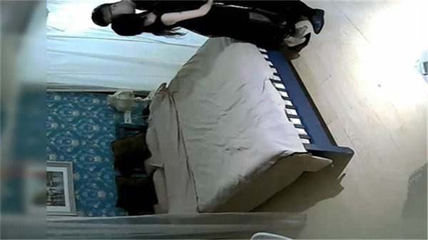 长发美女黑色蕾丝连衣裙配高跟鞋，骚气冲天激情四射