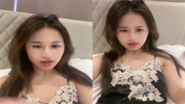 饥渴人妻掰开嫩穴求欢，老公猛操淫水四溅