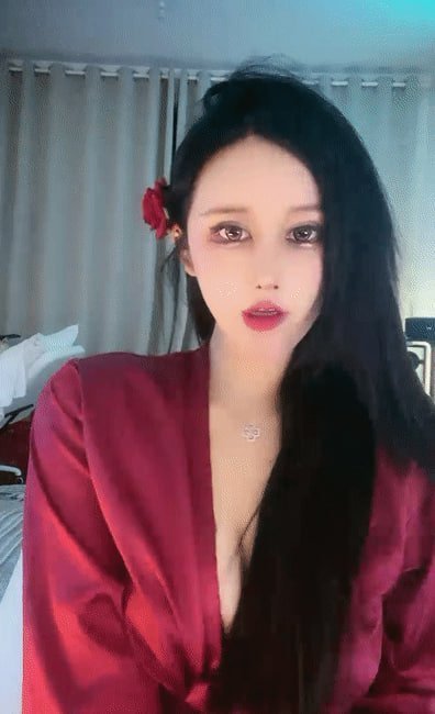 极品网红女神奶油肌诱惑！性感睡衣大红唇，大肥臀特写掰开嫩穴，无毛骚穴套弄假屌疯狂骑乘