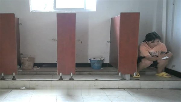 佼佼者系列厕所全景偷拍！一镜到底4大角度6体位刺激呈现