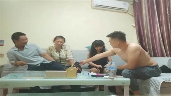 两对夫妻开房玩换妻游戏，4人激情互换伴侣乱交混战