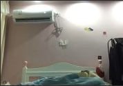 深夜难耐！两位绝色美女用身体互相取暖，香汗淋漓的激情互动