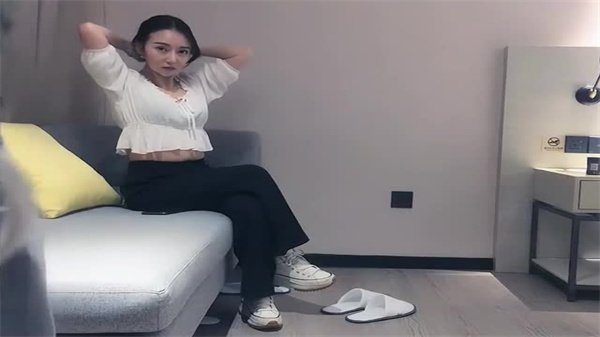 文静气质168CM高挑外围美女，隔着内裤揉捏肉棒，乖巧听话任你摆布