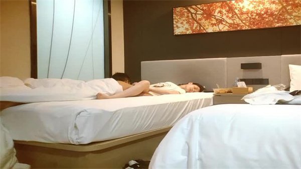 偷拍长腿女神被诱骗到酒店，肤白貌美颜值爆表诱惑无限