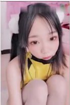 推特网红小仙云儿穿皮卡丘情趣紧身衣自慰抠穴，忘情舔弄淫水浪叫不断！