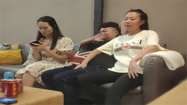开着拖拉机也不停歇！两小伙加入4P混战，干得我高潮迭起淫水直流