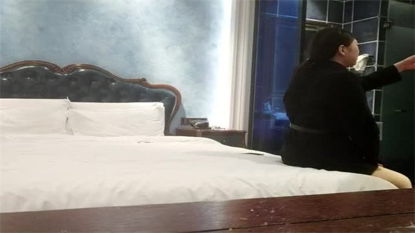 商务外围御姐强制深喉侍奉 巨根顶入喉穴的肉欲征服