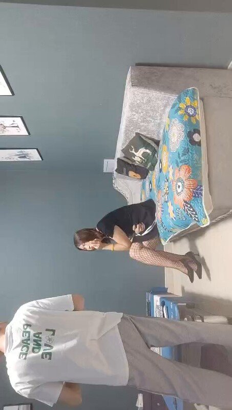 小狐狸娱乐黑丝御姐张开双腿自慰揉穴，撩裙后入镜头前狂操丰臀
