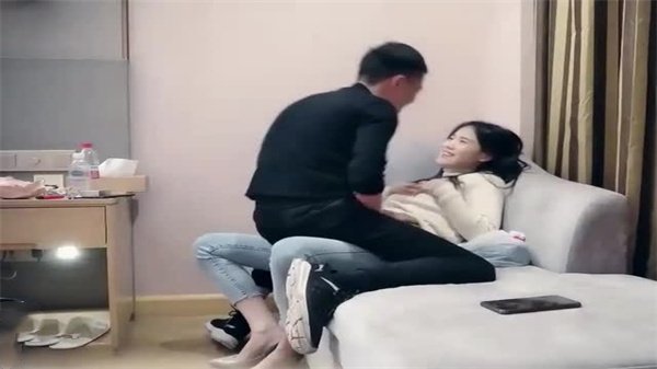 【偷录流出】重金约战美腿女神 转账后主动献身跪求调教 浪叫不断任君摆弄