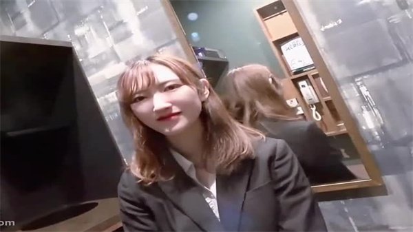 制服未脱甜美邻家妹，粉嫩一线天紧致插入爽翻天！