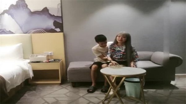 长衫短裙下若隐若现的性感，温柔小姐姐撩人姿态让人欲罢不能！