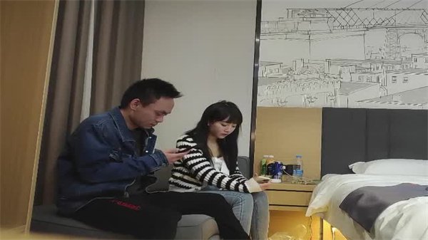 条纹衫兼职妹约炮实录，各种姿势玩到潮吹喷水
