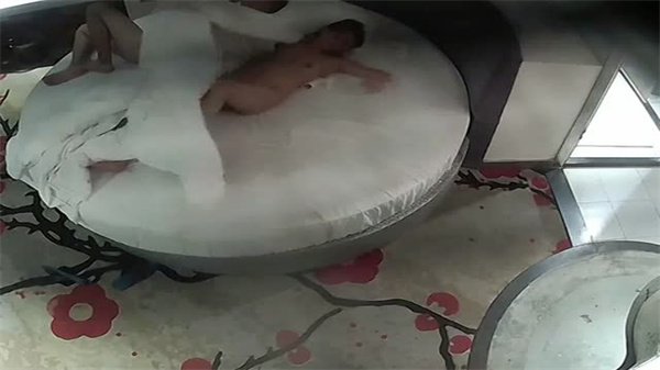 情趣酒店白色圆床偷拍流出，隐秘镜头下的疯狂性爱实录！