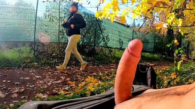 公园里的大胆暴露狂！放荡熟女忍不住给我硬奶，爽到飞起【GentlyPerv】